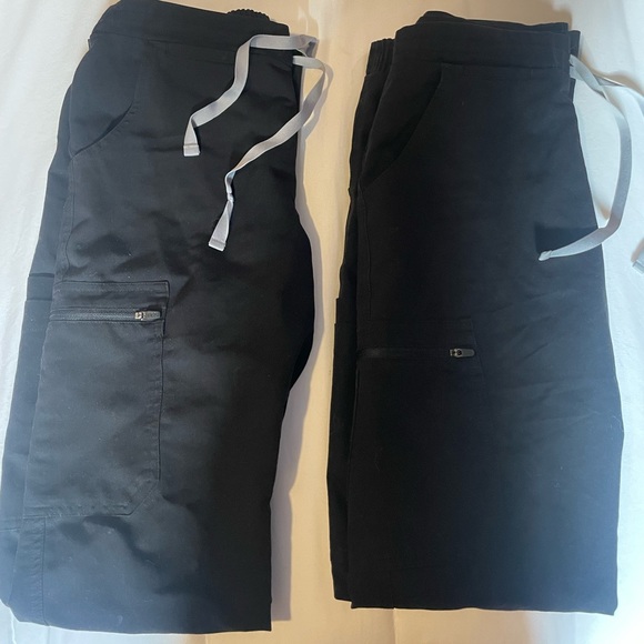 2 pairs of figs xs/tall scrub pants - Picture 2 of 2